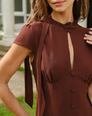 Vestido Mini de Chifón con Cuello Alto y Corte en Color Marrón