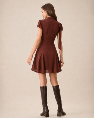 Vestido Mini de Chifón con Cuello Alto y Corte en Color Marrón