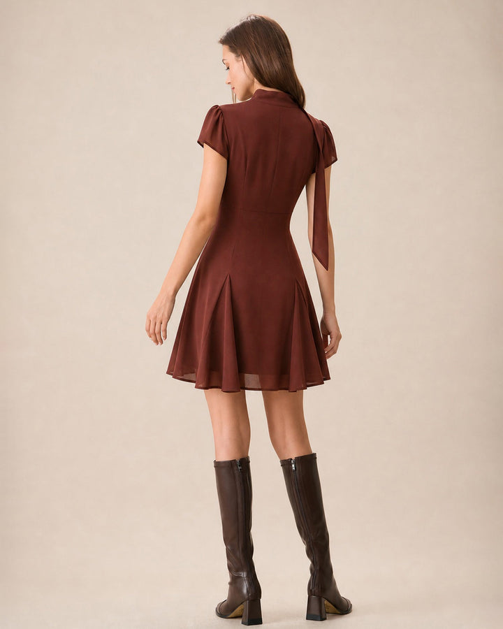 Vestido Mini de Chifón con Cuello Alto y Corte en Color Marrón
