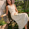 Top sin mangas de bordado en V color beige