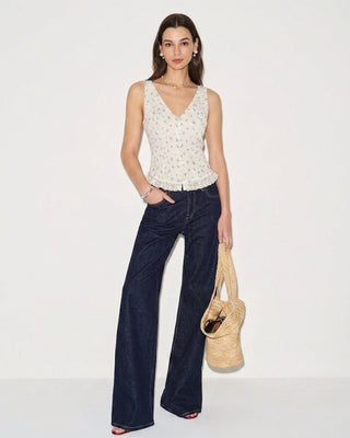 Top sin mangas de gasa floral en color beige con escote en V