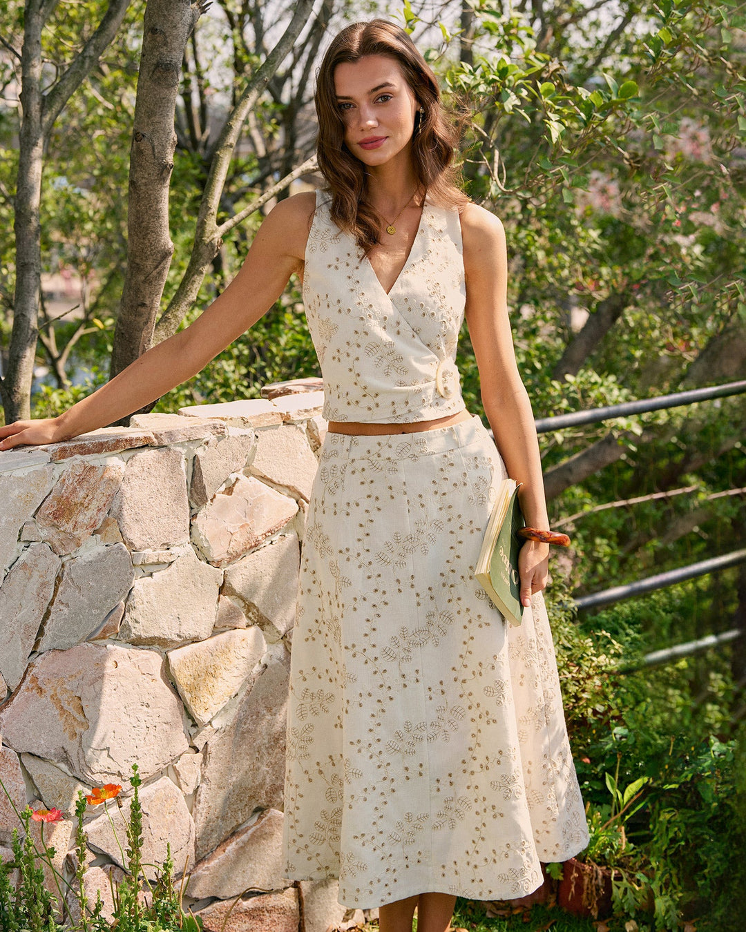 Top sin mangas de bordado en V color beige