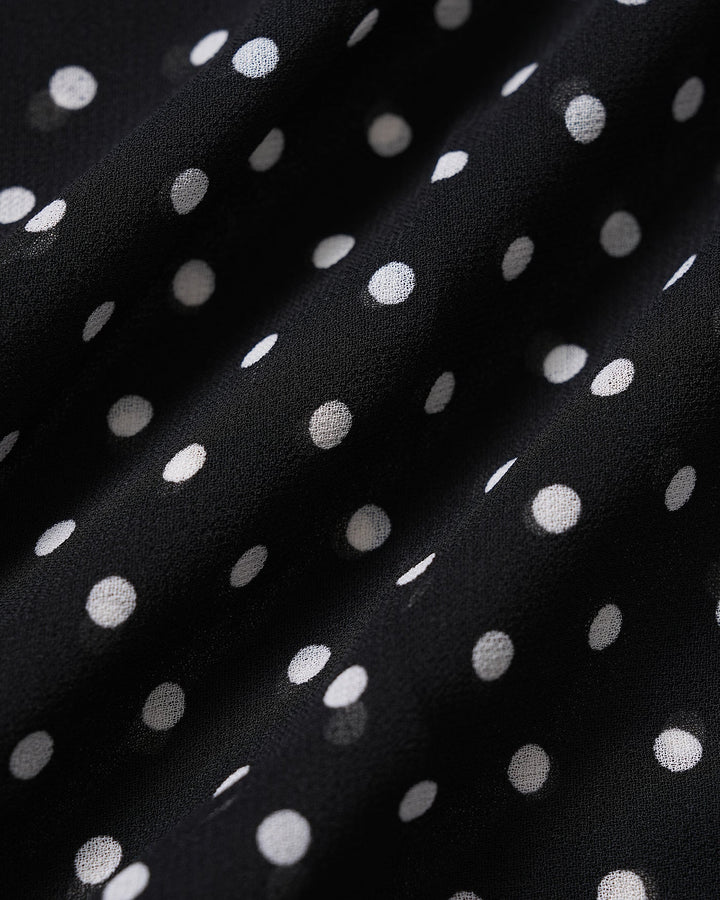Top sin mangas de cuello barco con lunares negros