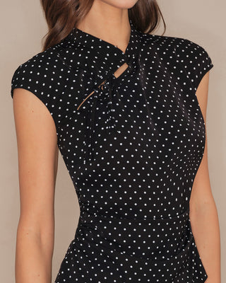 Camiseta de Cuello Mandarín con Lunares Negros