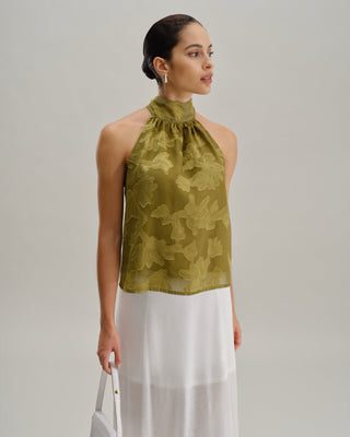 Top sin mangas verde floral con cuello tipo tortuga