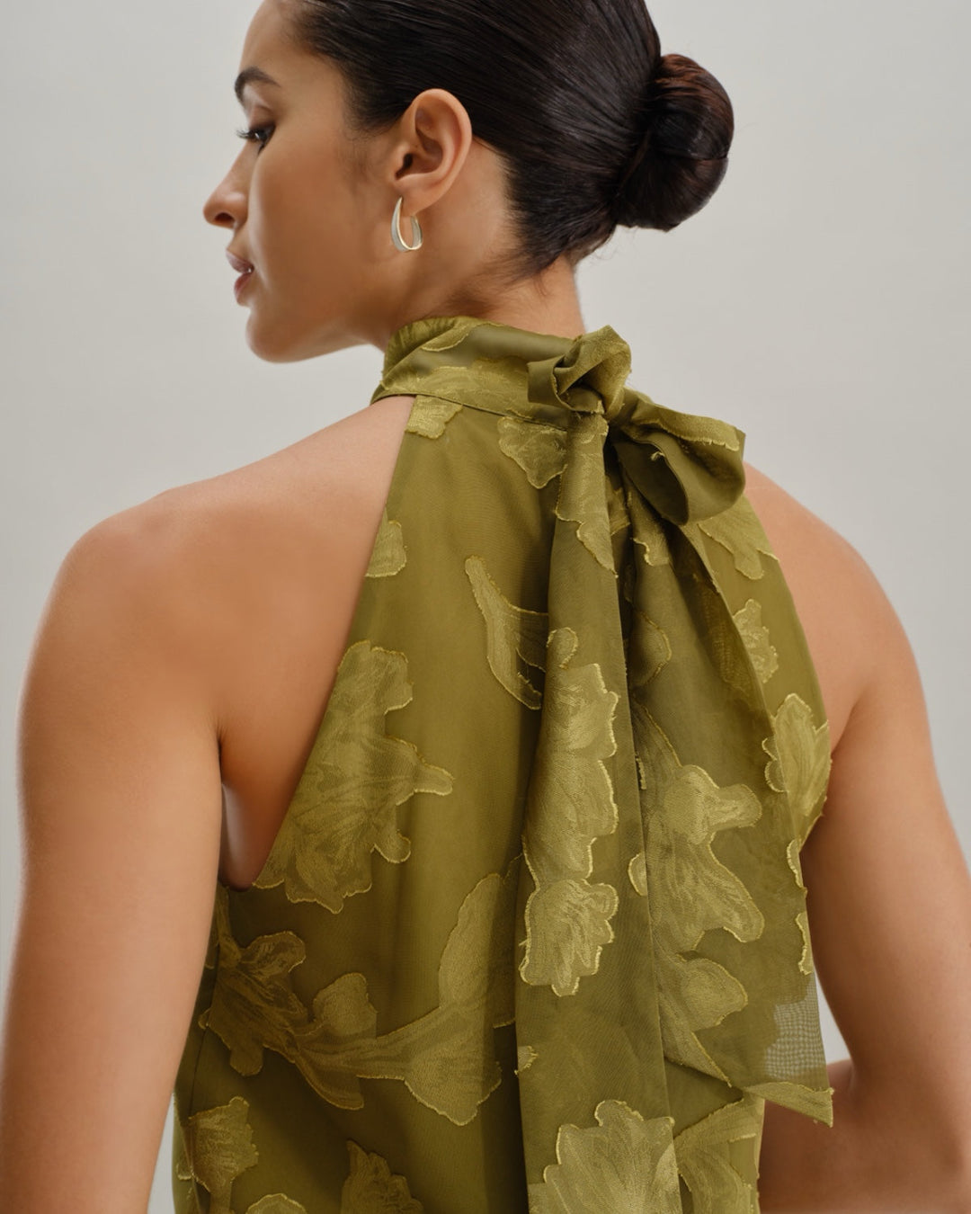 Top sin mangas verde floral con cuello tipo tortuga