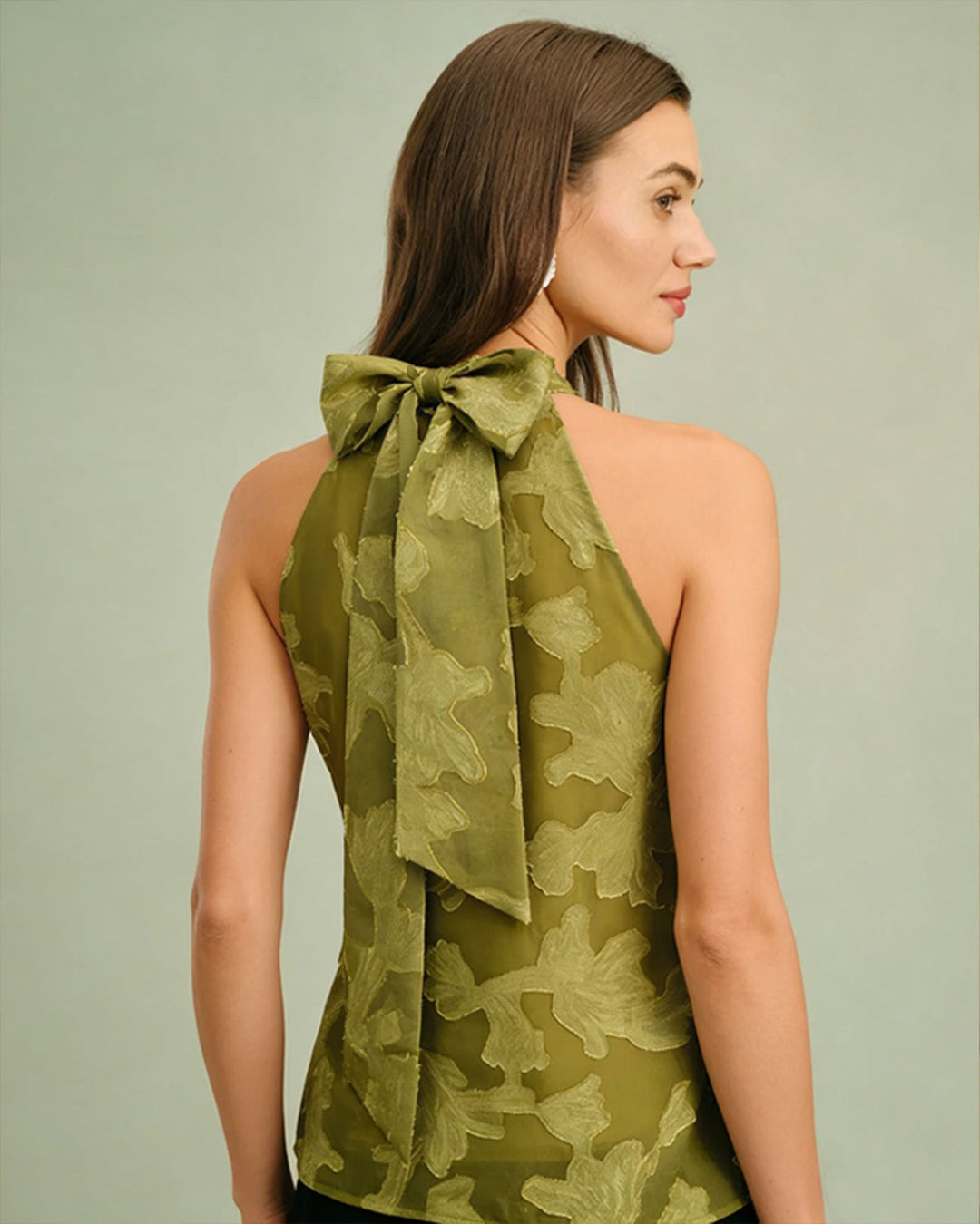 Top sin mangas verde floral con cuello tipo tortuga
