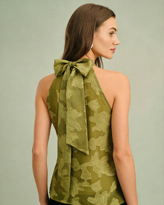 Top sin mangas verde floral con cuello tipo tortuga