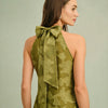 Top sin mangas verde floral con cuello tipo tortuga