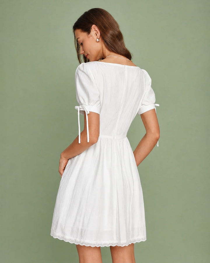 Vestido mini de encaje con cuello cuadrado blanco